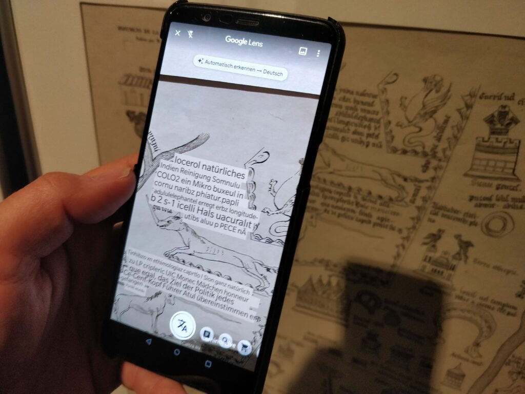 Google Lens beim Erkenen handgeschriebener Texte auf einer mittelalterlichen Karte